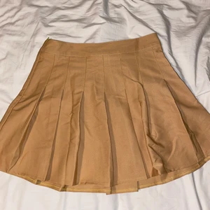 ☀️Tennis kjol☀️ - ☀️Japansk inspirerande kjol☀️ Köpte på myrornas i Jönköping men är för stor i midjan! :( Är mer gul än beige påriktigt☁️ Bra kvalitet men ingen lapp så den säljs billigt!🤗