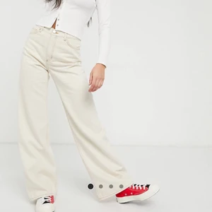 Vita jeans - Snygga vita vida jeans från Monki. Sitter superbra i rumpan och måste tyvärr sälja då dom är för små på mig. 