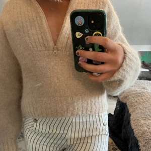 perfekta tjocktröjan från weekday - perfekt att slänga över när det är kallt under kvällen. väldigt bra kvalitet. storlek S.