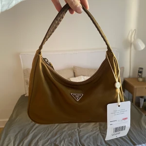 Prada väska - ÄKTA! Fick hem denna superfina väska från Vestiaire collective nu i veckan men har hittat en annan väska jag hellre vill ha så funderar nu på att sälja denna om nån är intresserad av att köpa den. Den är superfin och verkligen helt perfekt men lite för liten för vad jag behövde. För mer info pm:a! VID SNABB AFFÄR:4000 ink frakt 