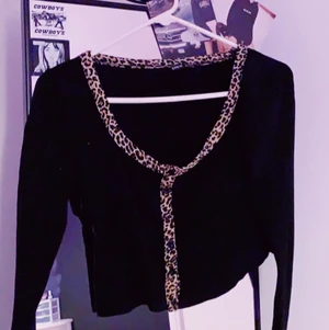 Long sleeve cheetah print pattern shirt - Color-black//size medium//fake brandy dupe 