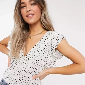 Pull bear topp - Så fin topp från pull and bear som passar super bra både till fest eller till vardags, säljer då den är lite för liten på mig🦋💕