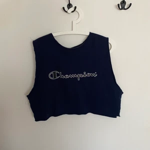 CHAMPION TOPP - Croppad champion topp som jag köpt av en annan tjej här på plick. Endast använd en gång av mig så den är i fint skick! Passar en S/M. 120 + frakt 💕