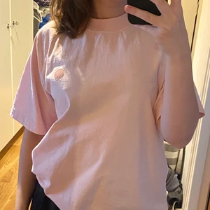 Acne t-shirt - Supersnygg oversized acne tisha, aldrig använd då de ej är min stil. Köpare står för frakt💕