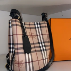 Bruberry väska  - Min fina burberry väska köpt för 7800kr på nk som knappt kommit till användning, dustbag finns kvar