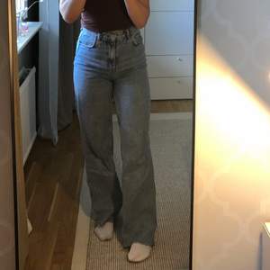 Jeans från zara, har klippt dom på längden så dom är lite för långa för mig som är 1,61, så skulle nog passa upp till 170. Nypris 400 kr. Bra skick🤍