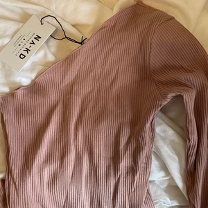 Tröja nakd - Enarmad tröja i ribbat material i smutsrosa från nakd med lapp kvar