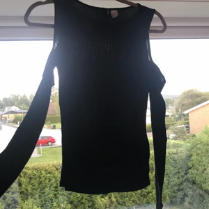 Off shoulder tröja  - Off shoulder tröja, passar med vad du vill matcha det med som t.e.x jeans och kjol.