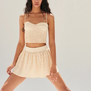 ”Minikjol i strukturtyg” - Funderar på att sälja denna kjol jag köpte nyligen på Zara. Den är i storlek S men var lite stor för mig, inte säker om jag vill sälja men det är därför jag kanske vill sälja den. Den är endast testad, annars oavnänd. Två av bilderna är från Zaras hemsida då passformen inte blir rättvis på mig (eftersom den var för stor), kjolen har shorts innuti. Den kostar 299 kr ny men säljer för 199 kr. Hör av er om ni har frågor eller vill ha fler bilder!