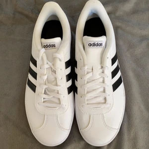 Adidas sneakers - Säljer mina helt oanvända adidas sneakers då jag fick de i present och glömde byta storlek. Endast testade. Nypris är 629kr, jag säljer de för 629kr med frakt inräknat i priset. (530 +99kr frakt) ❗️paketpris om du köper flera plagg från mig❗️