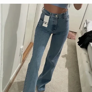 Zara jenas  - Lägger upp dessa super fina & trendiga jeans ifårn zara igen. Dem är för små för mig de är i storlek 34 och slutsålda på hemsidan. (Lådande bilder 1 och 2) ny pris 400kr. Helt oanvända och pris lapp kvar. Köparen står för frakt! 