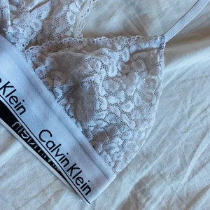 Ck topp - En jättefin oanvänd topp från CK med leopardmönster! Tyvärr blivit ett litet hål och därav ett billigt pris💕