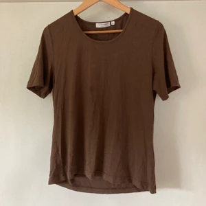 Tshirt  - En brun tshirt köpt på secondhand. Strl M men passar även upp till L eftersom den är stretchig. Jätteskönt material.