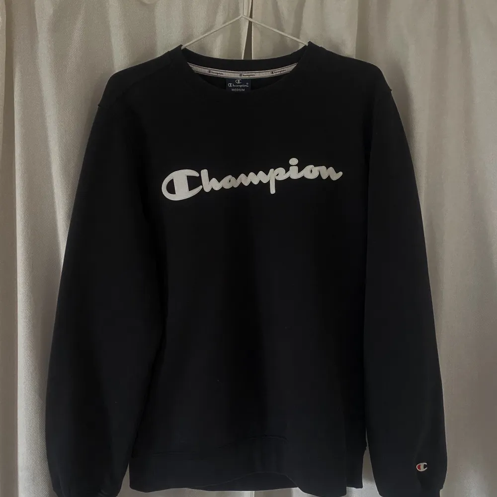 En svart Champion sweatshirt! Superskön och mysigt oversized sweatshirt som klär till allt. Säjer den då den ej kommer till användning längre. Nypris 800kr (Köparen står för frakt)💕💕. Tröjor & Koftor.