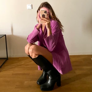 Unik lila mocka kavaj - Denna sjukt fina lila kavaj i äkta mocka från Goldstein är ett vintage kap! Den är i storlek 40 men jag är 36 och sitter fint oversize. Köpt på en vintage butik för 1000kr. 