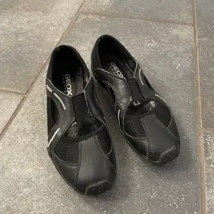 Säljer ett par svarta Geox Respira skor. Skorna är väldigt sköna och lätta att gå i. Sparsamt använda😚