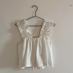 Ginatricot topp i storlek xs - Gullig topp med volang axlar. Aldrig använd, prislappen finns kvar