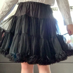 Tyllkjol  - Säljer min älskade tyllkjol då jag tror någon kan få mer användning av den! Storlek m/l köpt för 550 på EMP