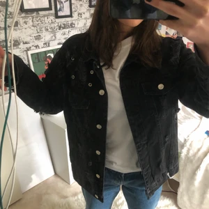 Jeansjacka med kedjor  - Säljer då den inte kommer till användnign! Bra skick, använd 1-2 ggr 🤎🤎