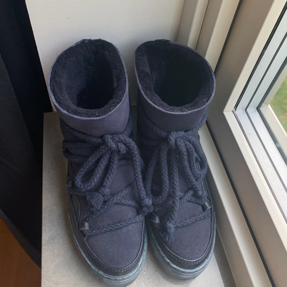 underbara blåa inuikii skor, köpta förra vintern och endast använda några få gånger!! storlek 37 men jag har i vanliga fall 38 och de passar mig!! ordinarie pris 2450, buda i annonsen eller köp direkt för 2000💖💖. Skor.