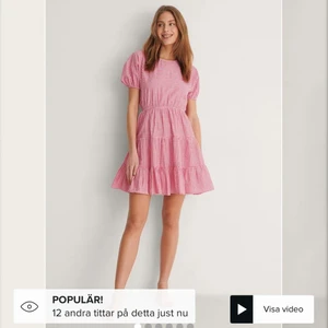 Rutig klänning NAKD - Säljer denna supersöta klänning från nakd med lappar kvar. Den är öppen i ryggen, skriv för fler bilder💕💕💕