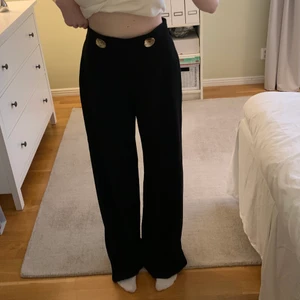 Zara byxor - Vida kostymbyxor från Zara i strl. 38. Mycket långa i benen på mig som är 175 cm. Fraktkostnad tillkommer.