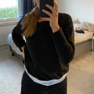 Calvin Klein Sweatshirt - En Calvin Klein Sweatshirt i svart. Den är aldrig använd och den är i bra skick.