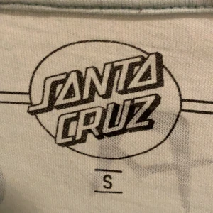 santa cruz tröja - cool santa cruz longsleeve, säljer då den har blivit för liten för mig. Super bra skick, använd några få gånger. Storlek S. Om du har frågor är det bara att skicka ett meddelande:)