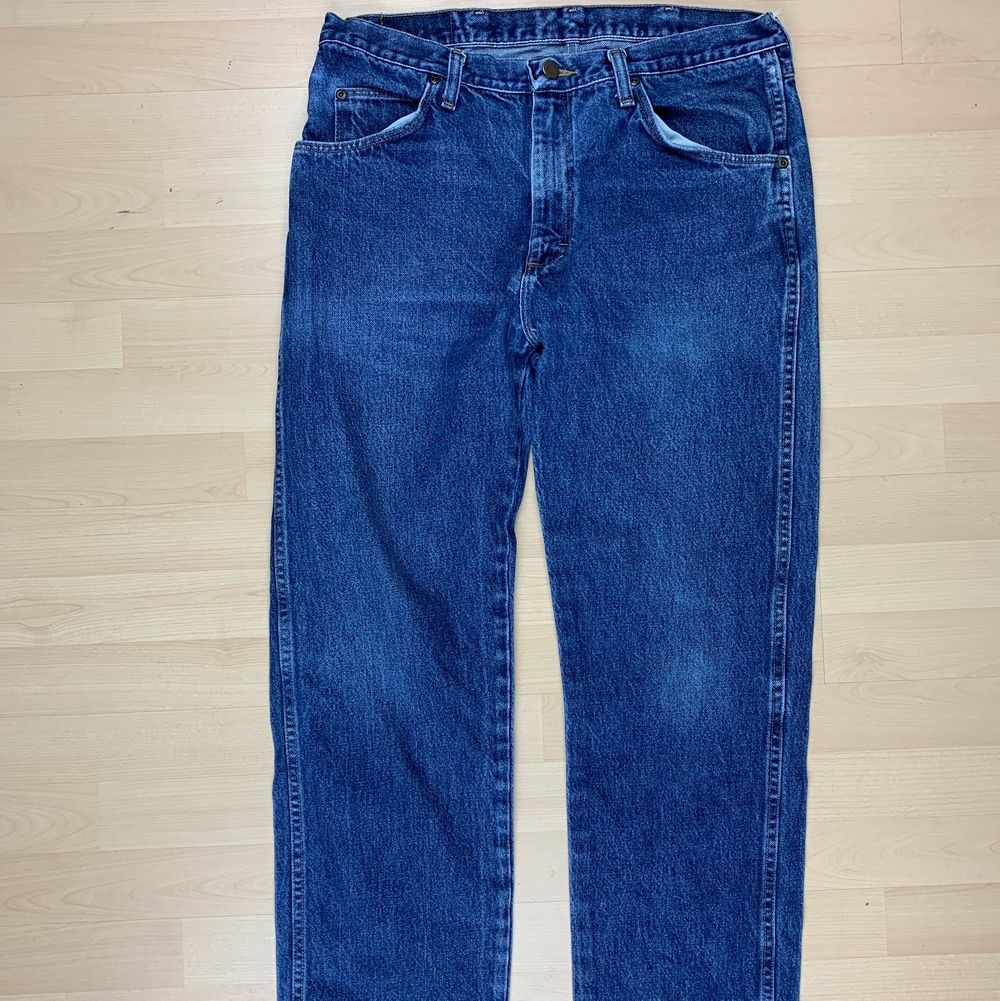 Säljer ett par otroligt fina Wrangler jeans. De är i blå färg och passar med nästan vilken fit som helst. Jeansen är straightfit och skulle även säga att den är unisex. Perfekta jeans inför hösten/Vintern.   -Vintage Wrangler Jeans -Dark blue wash  -Excellent Condition -Size W34L30 -Unisex Measurements  -Waist:43cm -Outseam:103cm -Inseam:78cm -Leg opening:20cm Model is 170cm   Follow @diviinethrift on Instagram. . Jeans & Byxor.