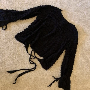 Svart Blus Zara - Storlek XS med öppen rygg, rosett där bak