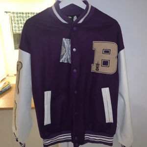 Helt ny trendig college jacka. - Oanvänd och lapparna sitter kvar!