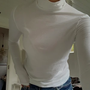 Vit polotröja  - Vit polotröja från weekday! Använd få gånger, stl S, stilren och passar till allt🤩