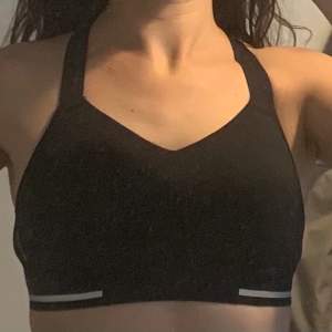 Comfy and tecnical sport bra, ideal for a run or yoga. It’s super helpful because it stays very fit so you can run and move freely. Also is from Decathlon so good quality and technical. Used only twice