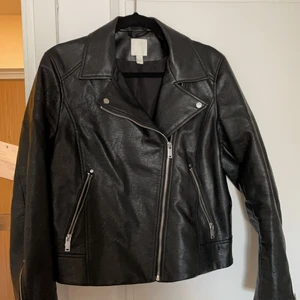 Skinnjacka  - Skinnjacka i använt skick. Dragkedja på ärmarna. 