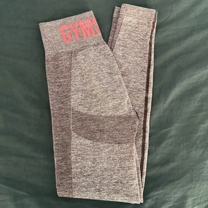 Gymshark High waisted flex - Säljer dessa nästintill oanvända tightsen från gymshark i färgen berry rose😁😁