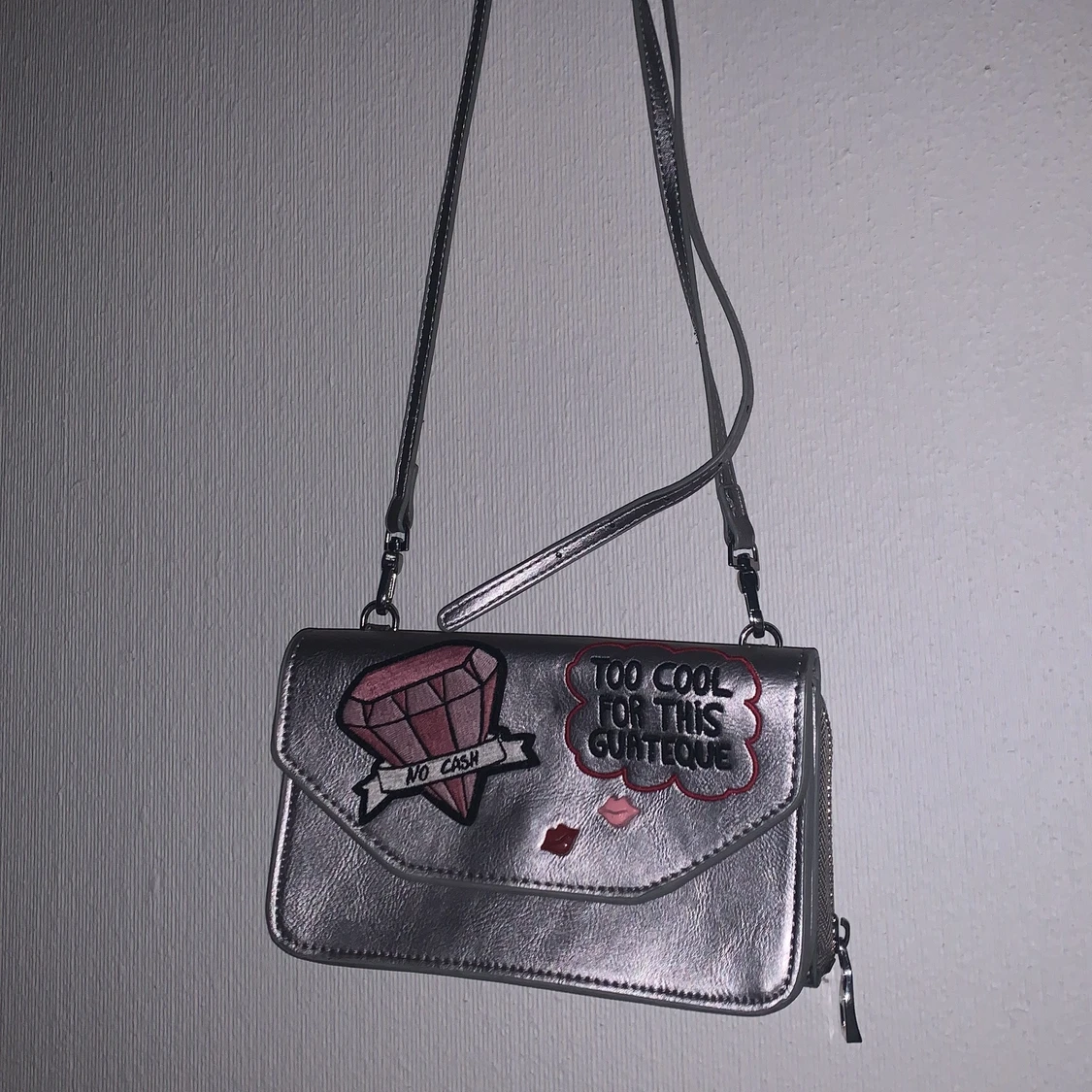 Säljer denna silver väskan med motiv på