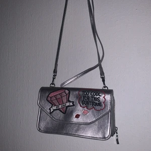 Säljer denna silver väskan med motiv på  - En silver väska med motiv på ❤️