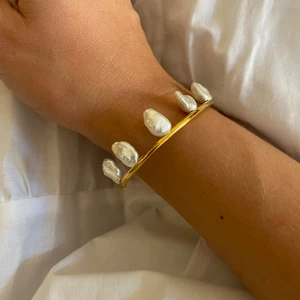 Maria Black armbånd - Maria Black armbånd med ferskvandsperler, aldrig brugt 