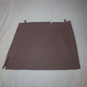 Lågmidjad kjol från weekday  - Säljer min ljuslila/rosa lågmidjade kjol från weekday! Jag har bara använt den en gång, säljer då den inte kommer till användning 💓köpare står för frakt