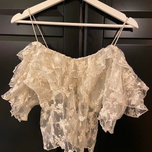 Elegant topp - Jätte fin och unik topp från zara perfekt när man vill vara lite uppklädd eller under en kofta.