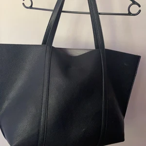 Perfekta toatbagen - Superfin rymlig toatbag som passar perfekt vid alla tillfällen!🤩 Perfekt till skolan, jobbet eller bara en runda på stan! Den rymmer verkligen allt då jag själv packat i den för en weekend i New York!🤩 Väskan är i användt skick men fortfarande väldigt fin, finns någon fläck som syns på bilden men annars väldigt fin! Nypris var 299kr men säljer den nu för 100kr så slå till!✨