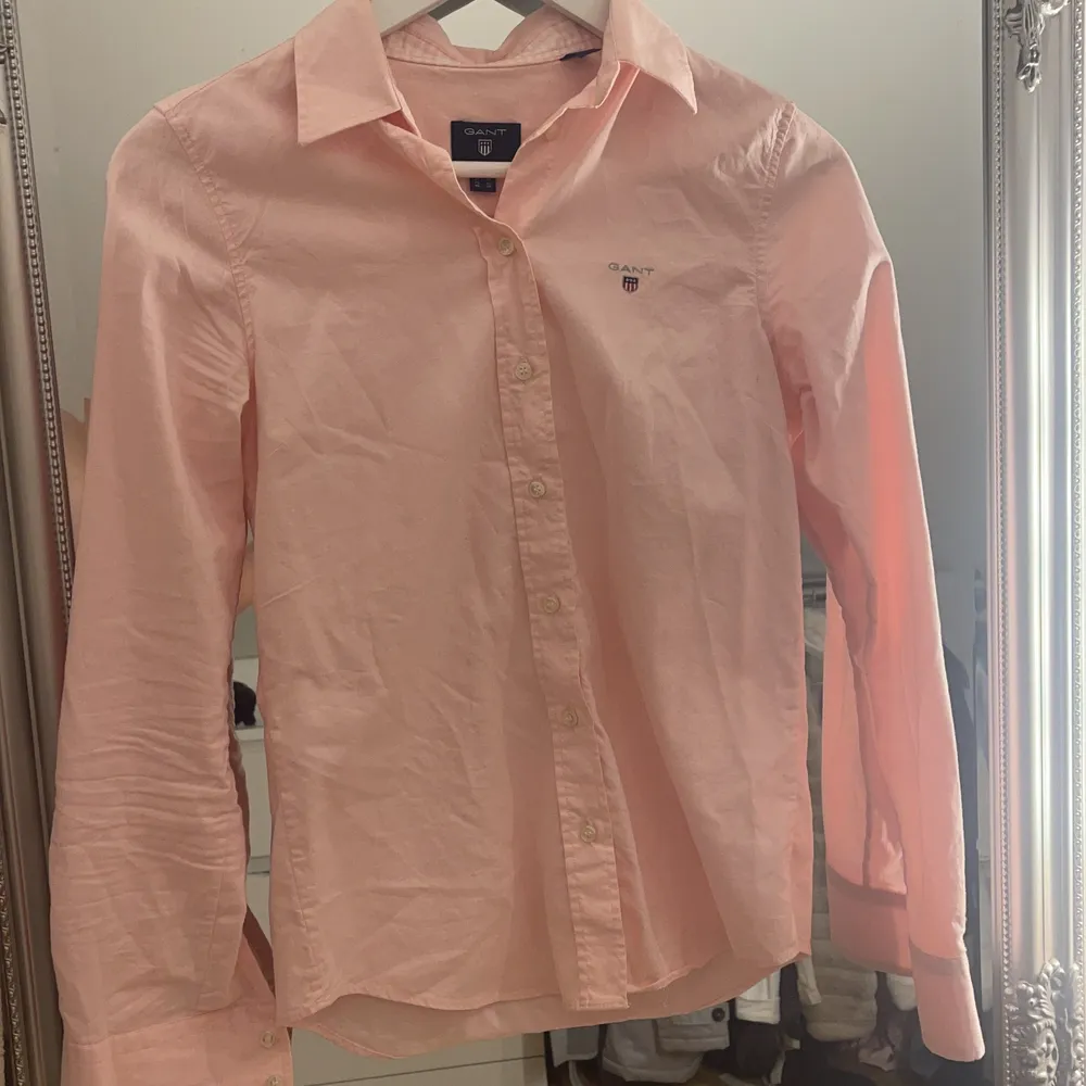 Rosa Gant skjorta i storlek XS, super fint skick och endast använd fåtal gånger! Hör av er vid intresse! ✨. Skjortor.