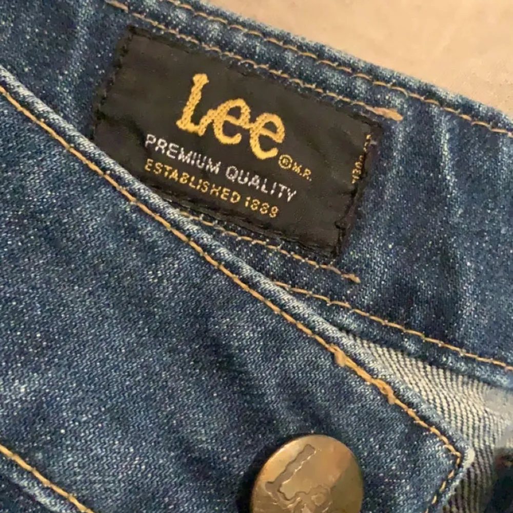 Säljer dessa snygga lågmidjade jeans från lee!Säljer för att de ej kommer till användning. Jag brukar vanligtvis ha 36/38 på till exempel zara jeans och jag är 1,60cm lång💞❤️‍🔥köparen står för frakt!. Jeans & Byxor.