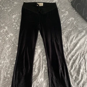 MJUKISBYXA I VELOUR  - SUPERsköna och snygga mjukisbyxor från Hollister i mjukt material. Storlek M men passar även S då de har knyte i midjan! Säljer pga att de är för korta på mig (173cm) så passar de upp till 170) 🤍 gratis frakt !!