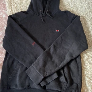hov1 hoodie - säljer min hov1 kärleksbrevhoodie då den inte kommer till användning. den är köpt 2018 och är väldigt använd men fortfarande i ok skick. köpt för 600kr, säljer för 100kr + frakt. strl s💌