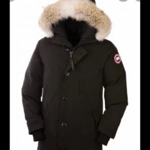 Canada goose jacka - En chateu parka i strl M som är i mycket bra skick, använd endast två vintrar. Äkta men kvitto finns ej. Nypris är ca 12500kr. Intresserad av att byta mot en wyndham parka i strl M. Skriv privat för bilder.