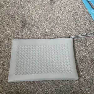 Bottega venetta pouch  - Säljer nu en jättefin bottega venetta pouch. Den köptes i London för cirka 2 år sedan för 6000kr. Den är självklart äkta och skicket är som nytt.