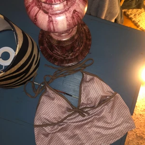 2000s topp - Jätte söt liten rosa brun topp o storleken xs/s,hittat på en secondhand butik men har tröttnat nu så vill sälja den!🤠