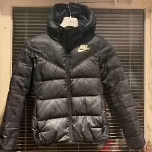 Nike jacka  - Säljer denna fina Nike jacka då den blivit för liten i armarna. Man kan ha jackan på både vitt och svart håll. Jackan är använd en vinter men är i bra skick. Nypris 1300 börja buda från 300kr 💞storlek XS💞