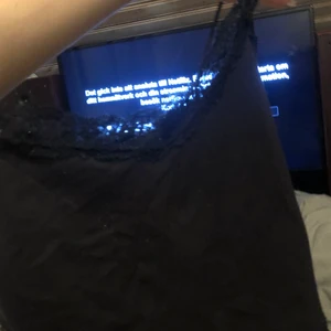 Spets linne - En fin svart spets linne, v-ringad men inte mycket. Sitter tajt och bra. Smala fina band. Kom priv för mer bilder🥰